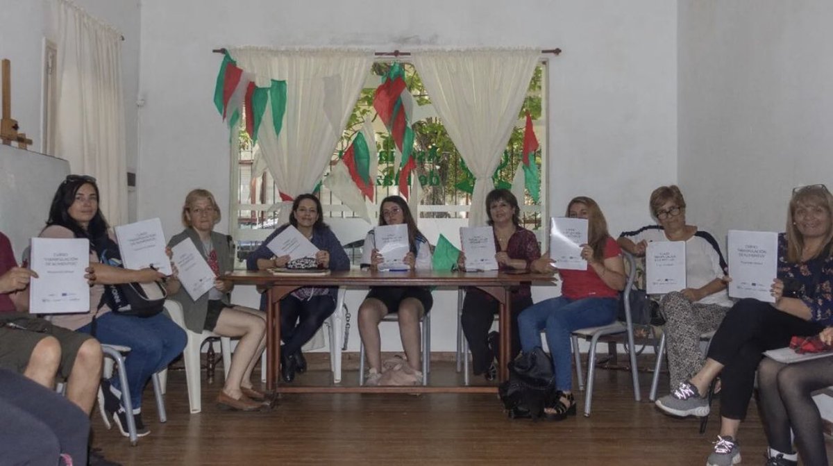 EcomayaProyecto's tweet photo. 👉Cerramos el Curso de MANIPULACIÓN DE ALIMENTOS con el examen final de los alumnos para luego hacer una introducción al Taller de Cocina Colaborativa que se llevará a cabo en el mes de febrero.

@redproter @UEenARG @Sogres_UJI @EuroFUE_UJI @CristinaCoriaM https://t.co/mm73Y4MGG2