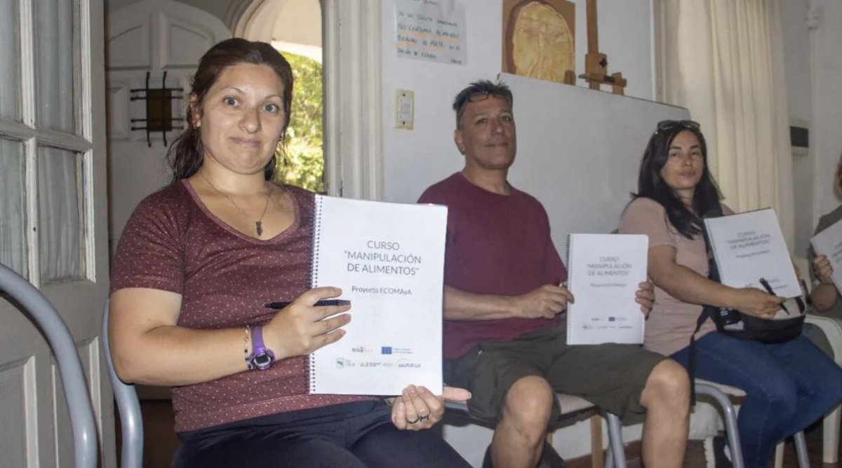 EcomayaProyecto's tweet photo. 👉Cerramos el Curso de MANIPULACIÓN DE ALIMENTOS con el examen final de los alumnos para luego hacer una introducción al Taller de Cocina Colaborativa que se llevará a cabo en el mes de febrero.

@redproter @UEenARG @Sogres_UJI @EuroFUE_UJI @CristinaCoriaM https://t.co/mm73Y4MGG2