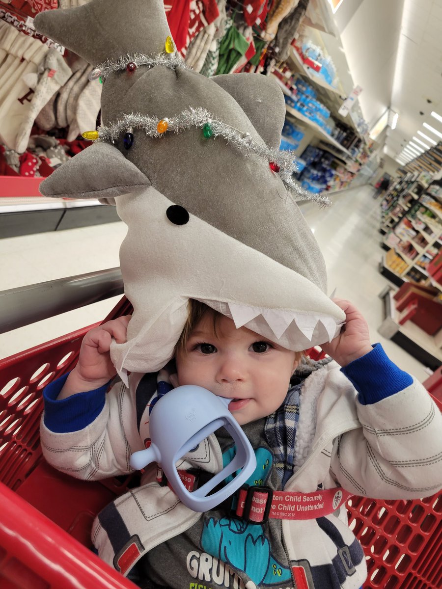 SimplySeze's tweet photo. HI!
I've been busy being a mom and becoming a doctor. Twitter has been a huge source of anxiety for me at times, so I've been staying away to preserve my positivity ❤️ We've also been super sick 🙃

I just wanted to spread some holiday cheer from my little family. Love yall ❤️ https://t.co/5vZ94bytaK