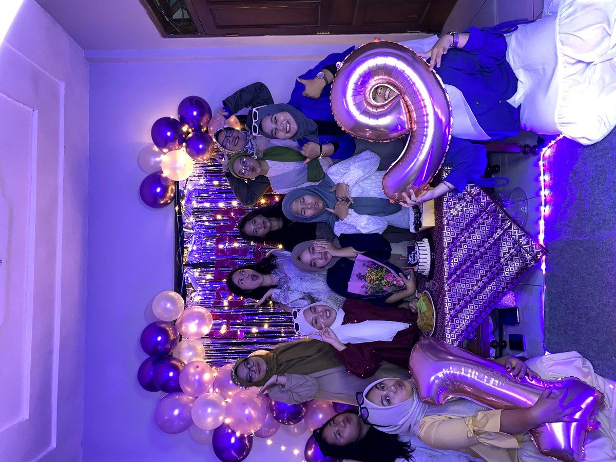 busakmalay's tweet photo. Selamat Ulang Tahun Aspuri Busak Malay yang ke 19 🎉🎉🎈 https://t.co/LrYOZAslkY