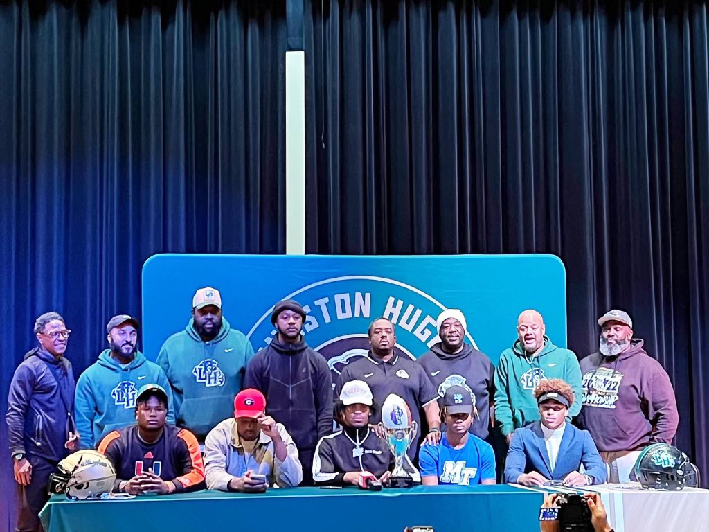 LHughesNews's tweet image. Signing day at LH. Congratulations to all who signed! We can’t wait to see what’s next. Once a Panther, always a Panther! @lhhsprincipal @williamsdo @Whiplassh5_2000 @Coach_Colvin1 @AllenWilliams25