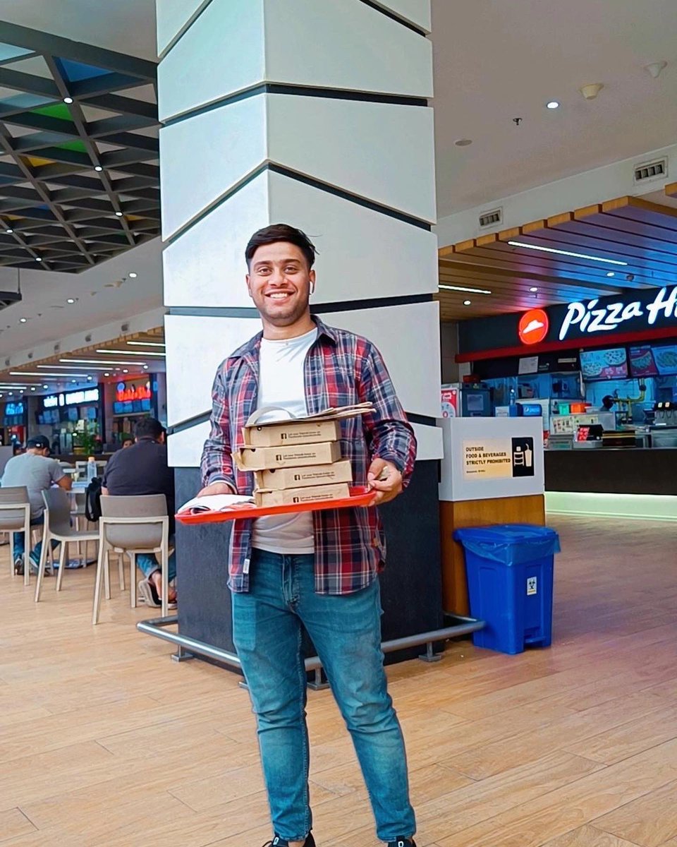 iAarushPal's tweet photo. Don't know when will be the next time to eat pizza 🍕 with friend's ... 

#friendship #collegefriend #friend #aarushpal #iaarushpal https://t.co/qeAttBKx4o