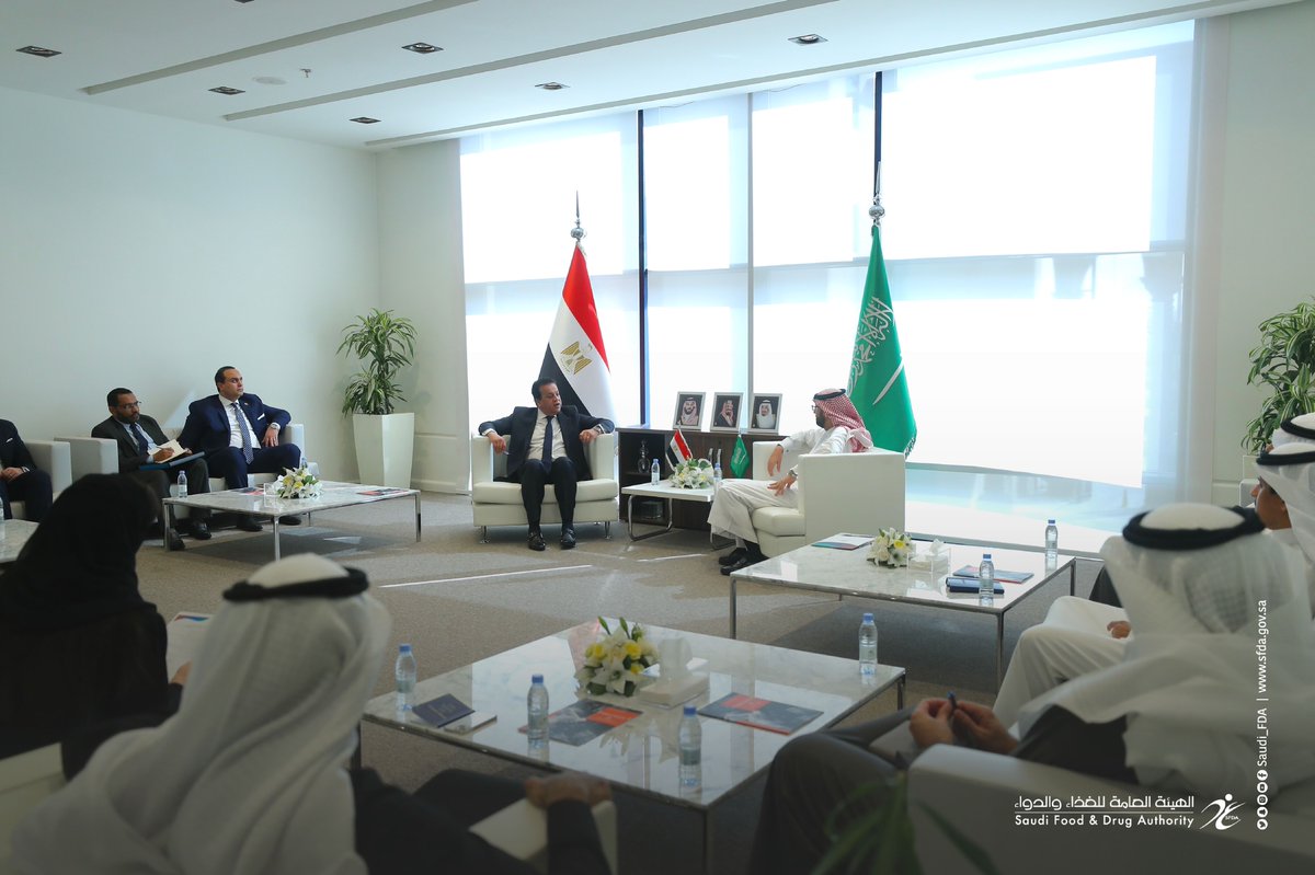 Saudi_FDA's tweet photo. استقبل معالي الرئيس التنفيذي لـ #الغذاء_والدواء @aljadhey معالي وزير الصحة والسكان بجمهورية مصر العربية الدكتور خالد عبدالغفار والوفد المرافق له؛ وبحث الجانبان فرص التعاون المشتركة في مجالات الغذاء والدواء والأجهزة الطبية.
https://t.co/8uAFxV2mIR https://t.co/XAMiF9H6ap