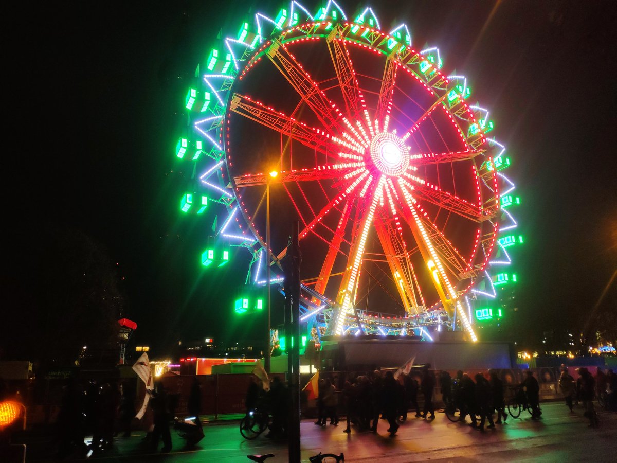 Geradedenken1's tweet image. Karnevalsfeeling während gegen Geflüchtete und Migrant*innen gehetzt wird.

Knapp über 50 TN.

#b2112
#FreieGeister