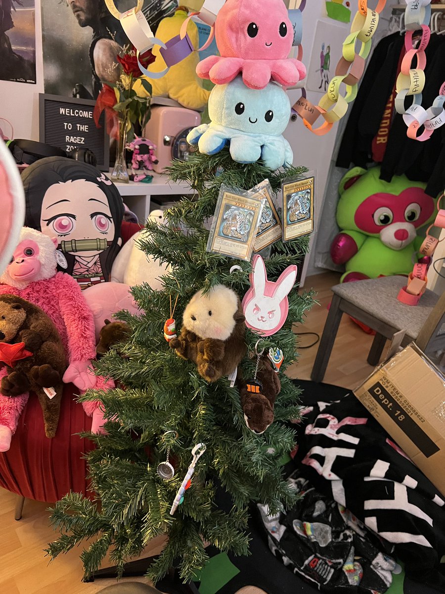 ms_ragez's tweet photo. The ragez family wanted me to decorate my small Christmas tree but i didnt buy Christmas decorations… so yea… the final product! #blueeyeswhitedragon #yugioh https://t.co/8UWaHWgrYl