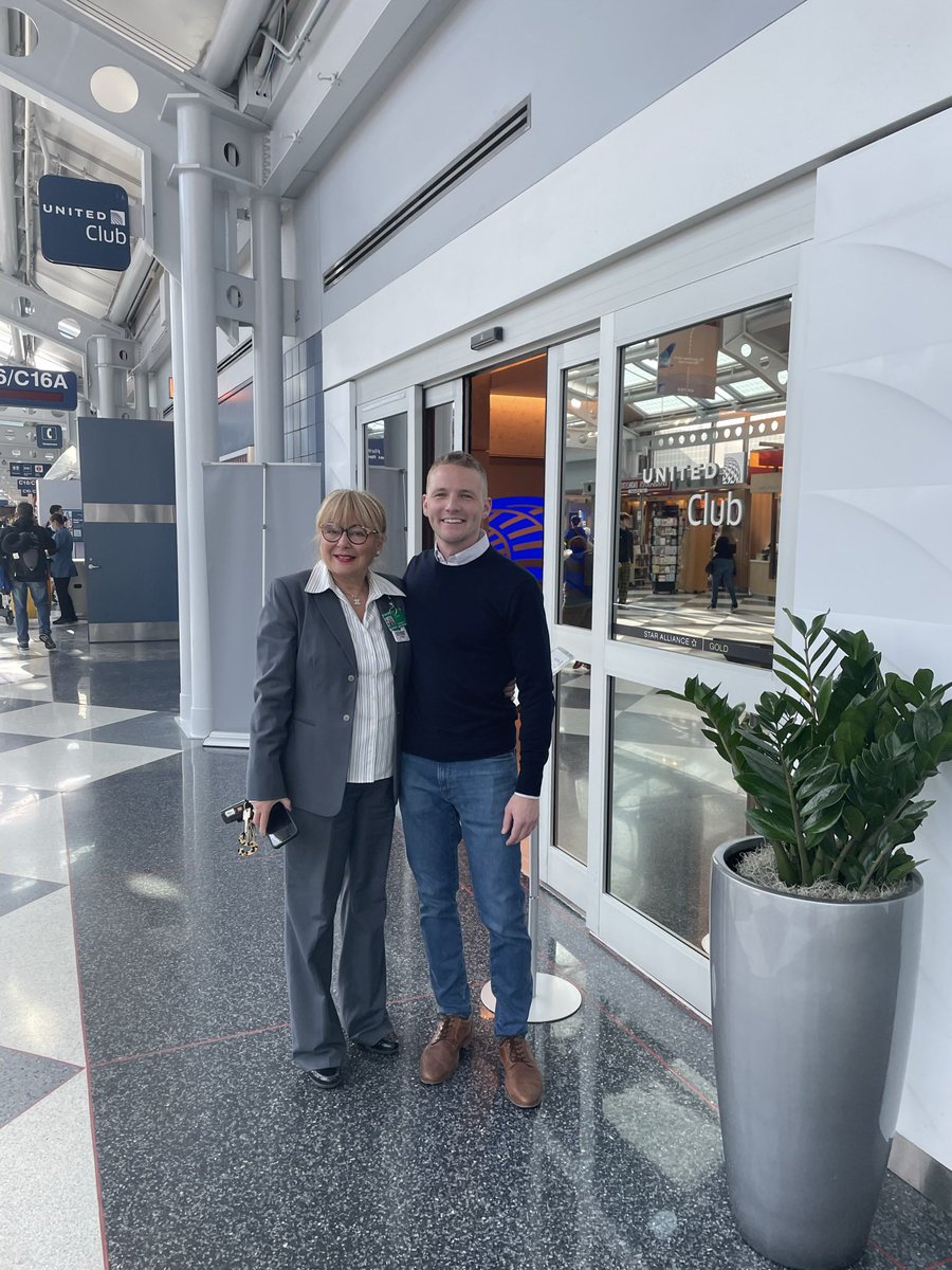 TimRakowiecki's tweet photo. Later Post: Got to see one of my mentors and good friend @6Souhier a few weeks ago. #united #premiumservices #ORD https://t.co/gBE4L32fEM