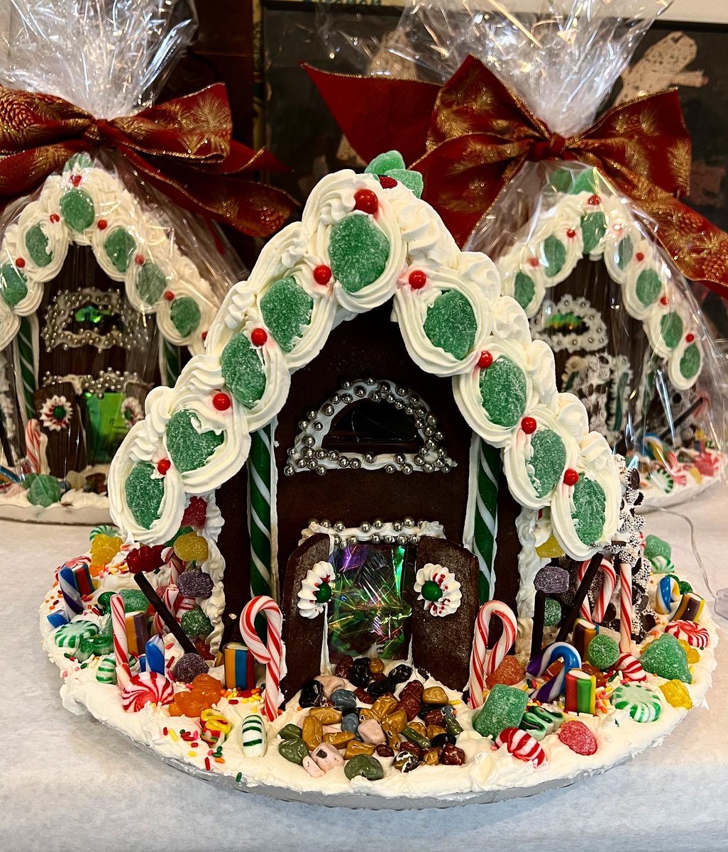 DPPNYC's tweet photo. Packing our bags to move in! The most fun holiday commissions🎄 #happyholidays #merrychristmas #duaneparkpatisserie #gingerbreadhouse https://t.co/b2ZuXkZ7q4