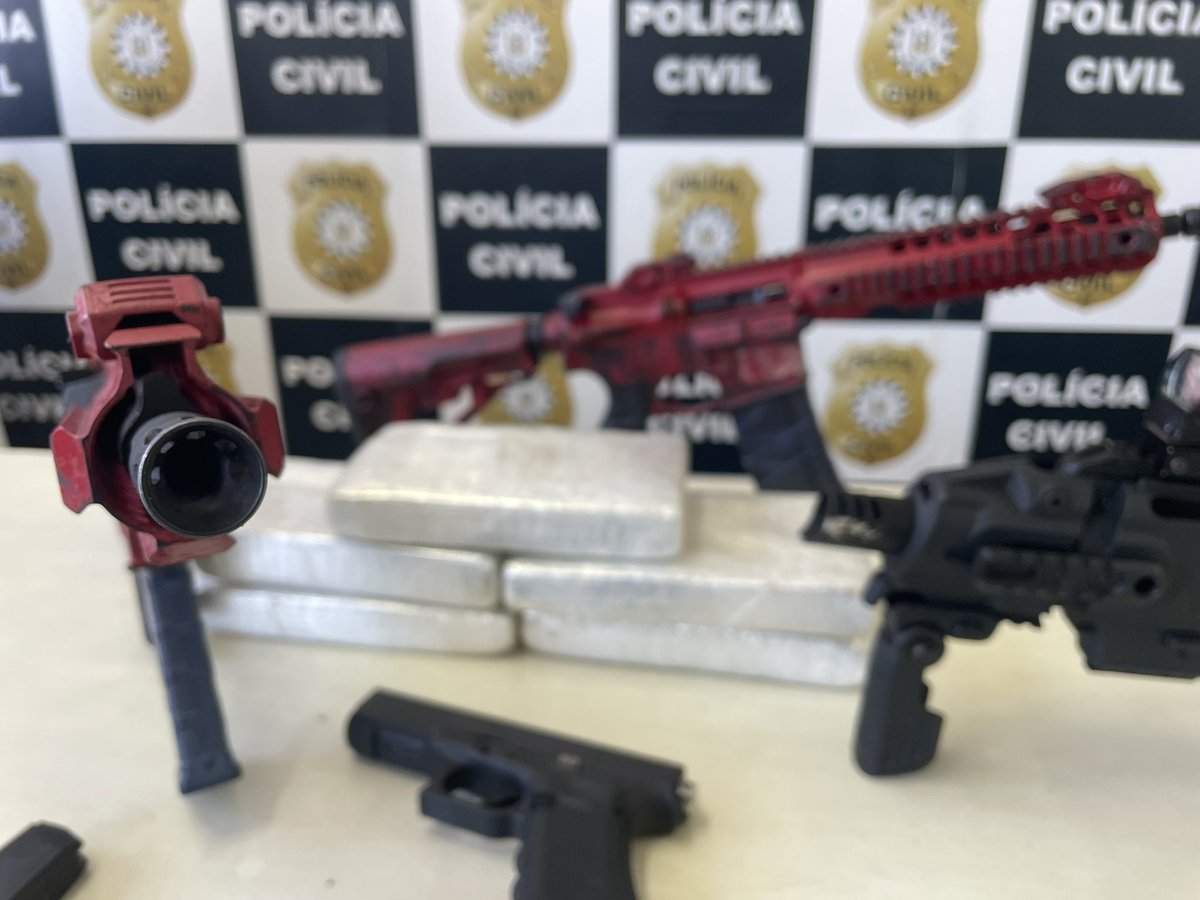 delmariosouza's tweet photo. PC/DPM- 2ªDPRM – DRACO/CANOAS

OPERAÇÃO RED

ESCONDERIJOS DE FACÇÃO CRIMINOSA SÃO ESTOURADOS

FUZIS APREENDIDOS E COCAÍNA 

2 fuzis calibre 5.56
1 pistola calibre 9mm
1 kit Roni 
Munição 
5 kg de cocaína https://t.co/UDUQAHrIqX
