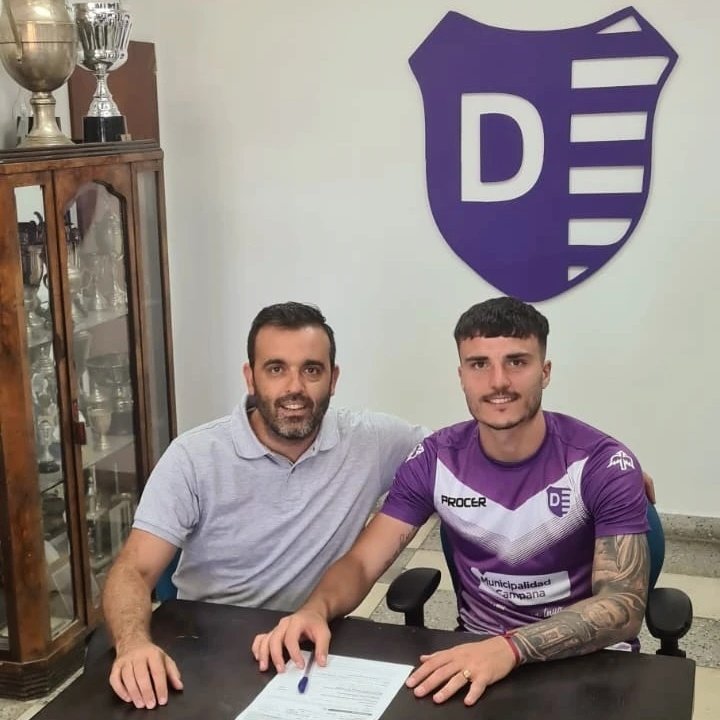 AviosSoccer's tweet photo. Esta mañana, @Fer_Cosciuc firmó su vínculo y se suma a @VillaDalmineOK a préstamo por un año!! Felicitaciones Fer!!! ✒️📃👏🏻
#AviosSoccer. https://t.co/qxRiCPYfiY
