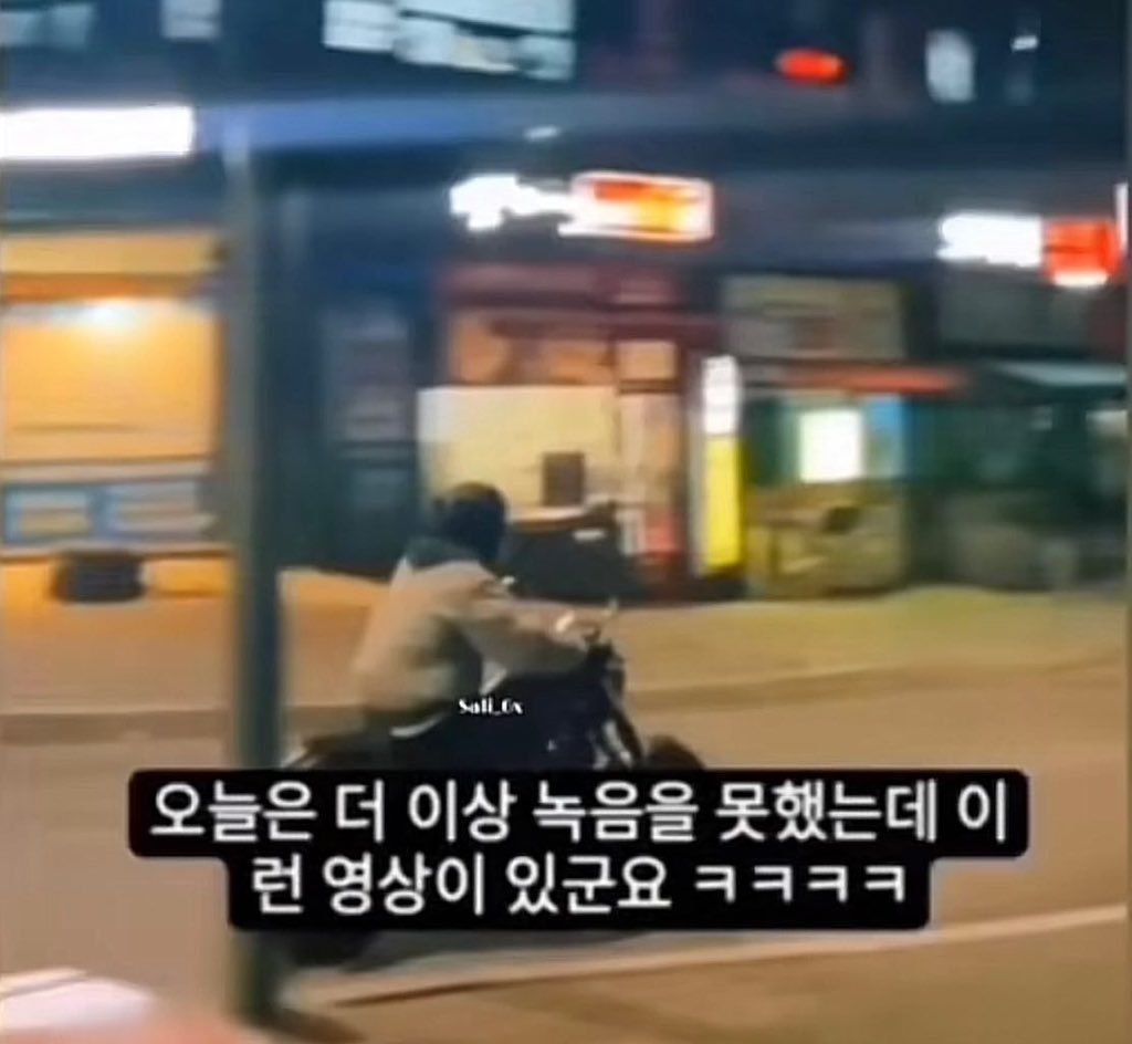 jkv_01's tweet photo. Jungkook  Although he looks sexy and stole my mind and heart while he was on the bike😫😭 the idea of ​​him riding a bike at night in the streets scares me🥺🥺 https://t.co/Be3YI8H3AY