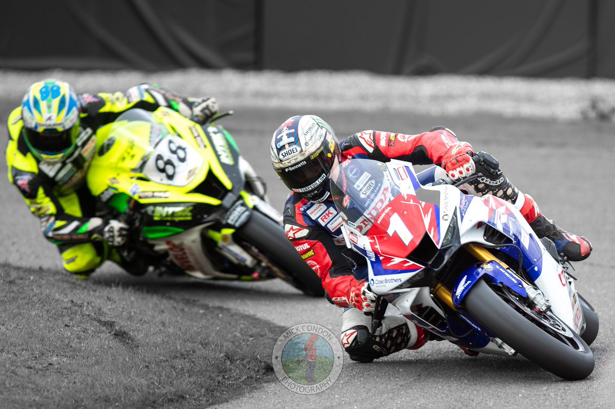 Quick edit on <a href="/jm130tt/">John McGuinness MBE</a> being chased by <a href="/joshdaleyracing/">Josh Daley8️⃣8️⃣🇬🇧</a> at the end of season race #darleymoor