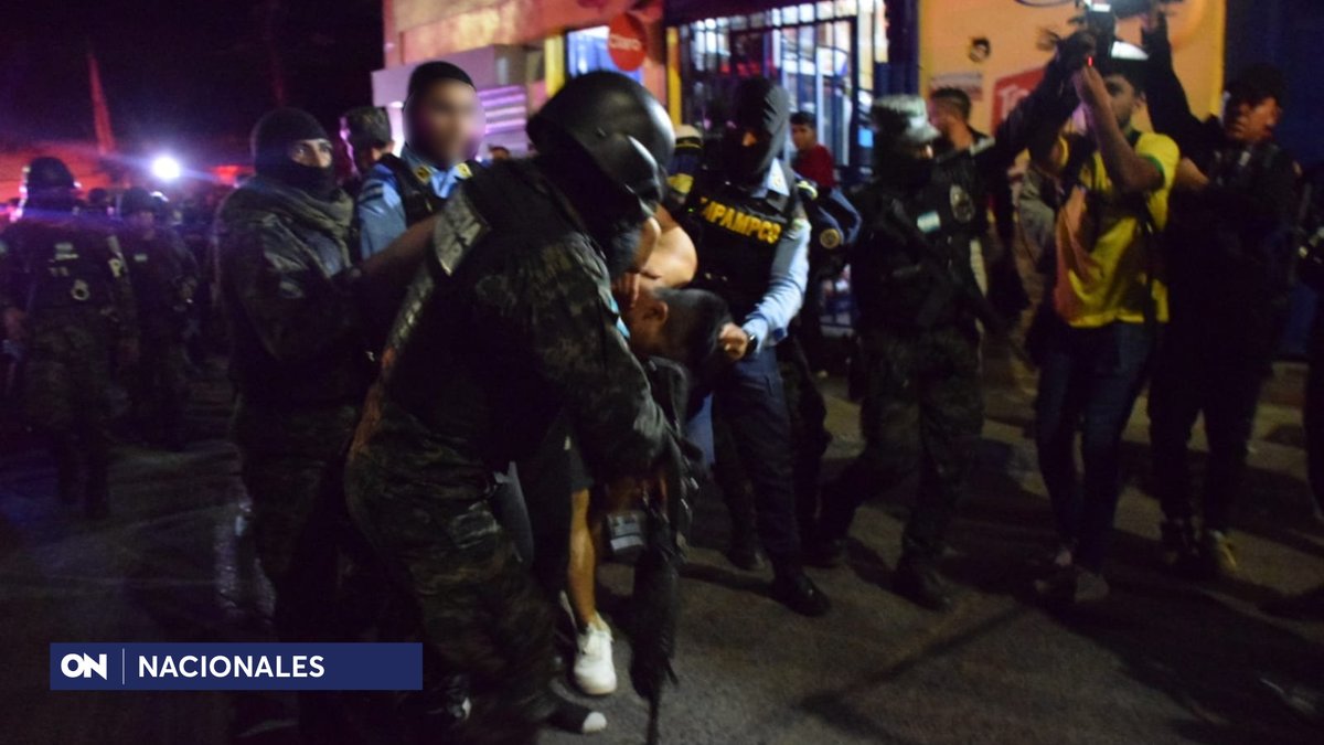 canal11hn's tweet photo. Autoridades de seguridad liberaron a 18 de 20 detenidos durante enfrentamiento en que murió policía militar
Más información aquí: https://t.co/5U4horaqfI
#Detenidos #Calpules https://t.co/LDVFOQ6Zbs
