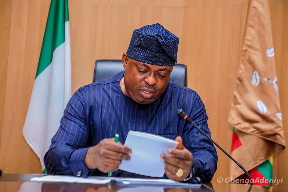 followOSHA's tweet photo. Plenary Overview of the State of Osun House of Assembly (21 DEC) 

1.) The House constituted a 10-man adhoc committee that will thorough investigate the debt profile of the state.

Composition
Rt. Hon. Timothy Owoeye - Chairman
Hon Gbenga Ogunkanmi - Co-Chairman https://t.co/VcLauxl927