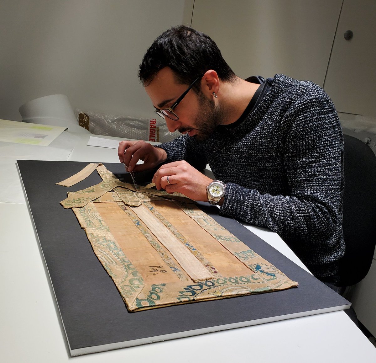 DiegoTamburini1's tweet photo. The stress of taking a sample from an exquisite piece of Chinese silk more than a 1000 years old (https://t.co/M7BBhr6Wza and  https://t.co/UPGLUcnxKy) is something that never goes away. What a treat to finish the year #textileresearch https://t.co/Kk2DinJtxB