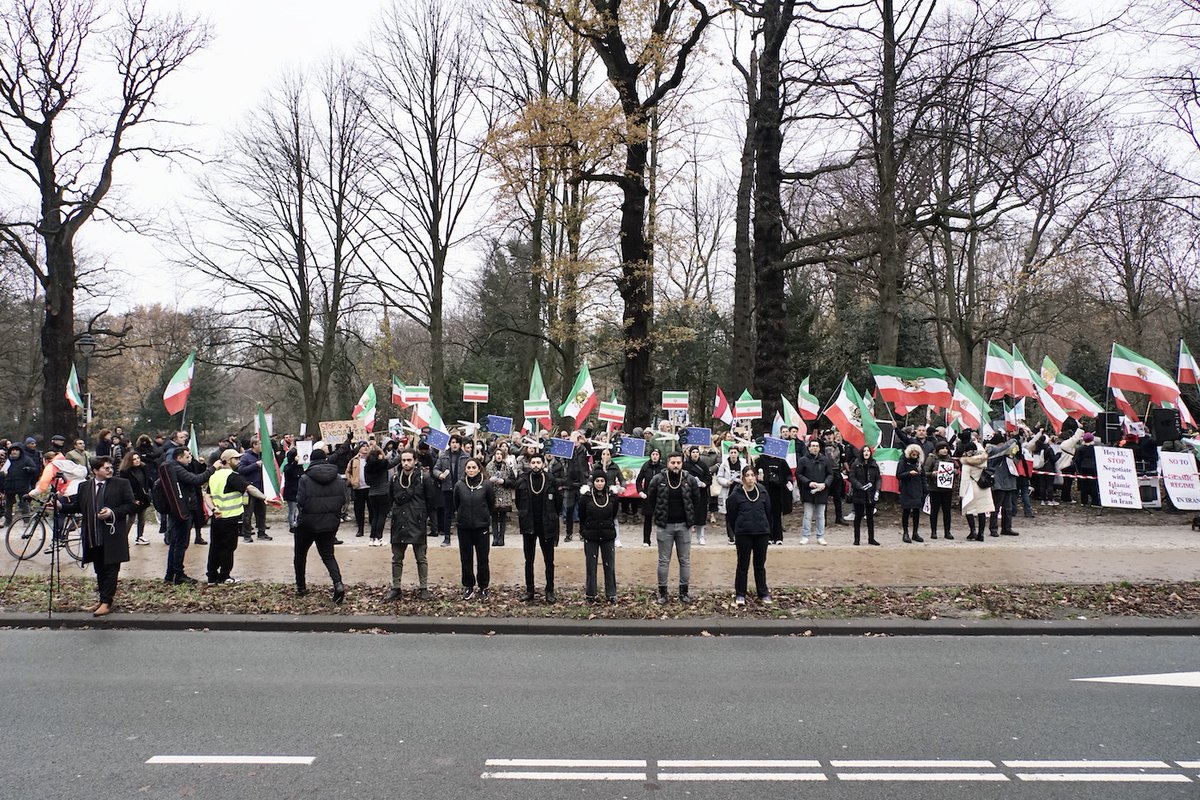 RoelWijnants's tweet photo. De pijn van IRAN
Fel protest bij tweedekamergebouw tegen het streng-islamitische regime in Iran
#IranRevolution
@CvvdIran
#Executie
#mensenrechten
Mahsa (Jina) Amin https://t.co/7X1UHPuQEO