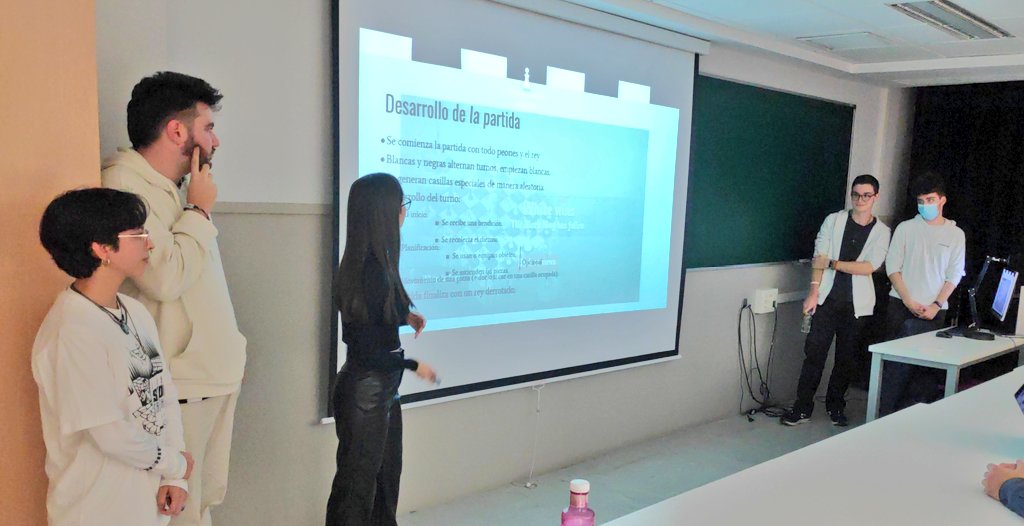JulioGuillen_'s tweet photo. @TeamChubbyCat durante su pitch https://t.co/WMWAdLUH2n