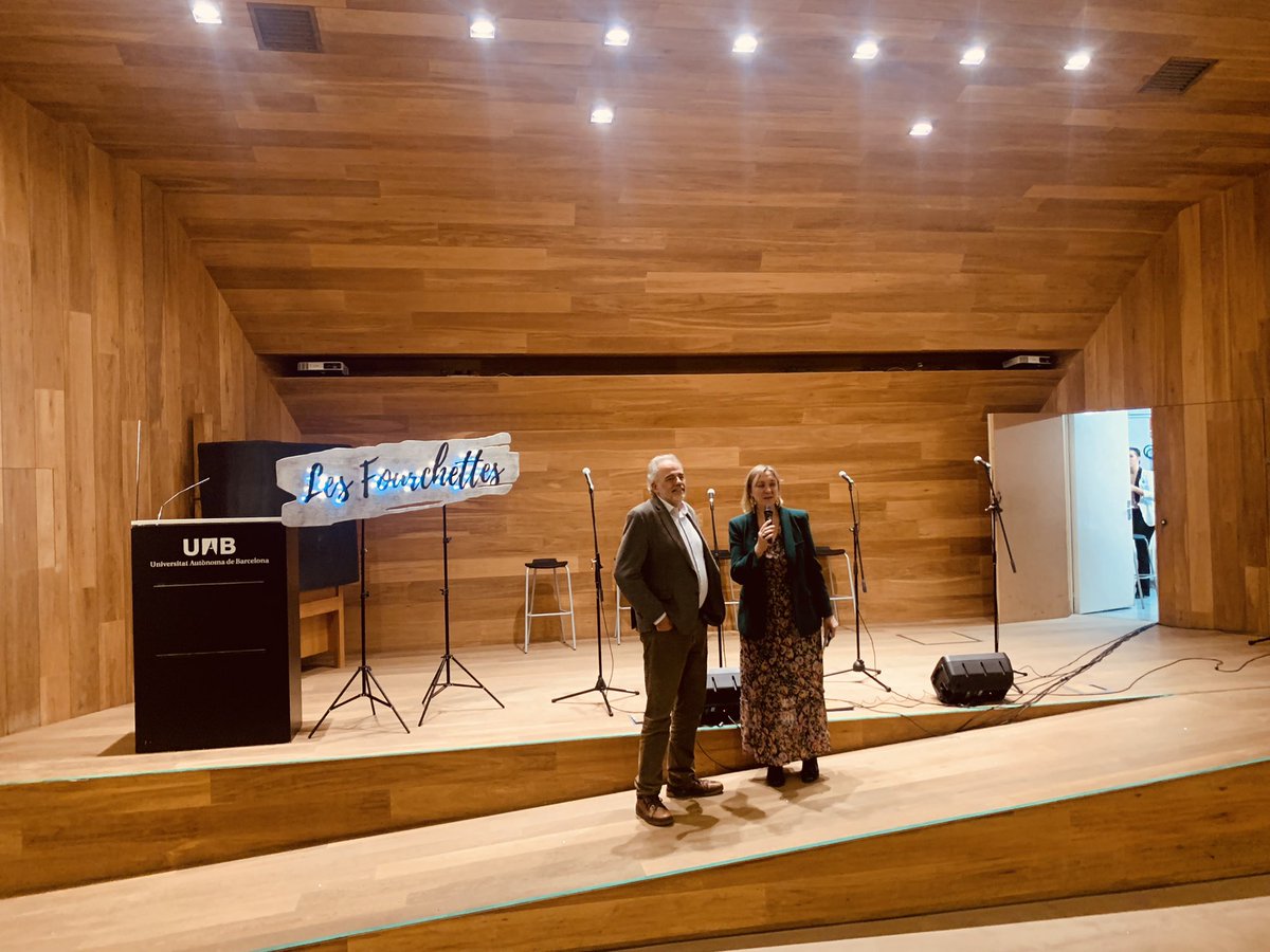 VIè Concert de Nadal de les Facultats i l'Escola de la UAB amb l’actuació de Les Fourchettes, un quartet vocal de Barcelona. Amb un repertori que fa homenatge als grups vocals femenins dels 50 i els 60. @lesfourchettes_ <a href="/UABBarcelona/">Universitat Autònoma de Barcelona</a>
