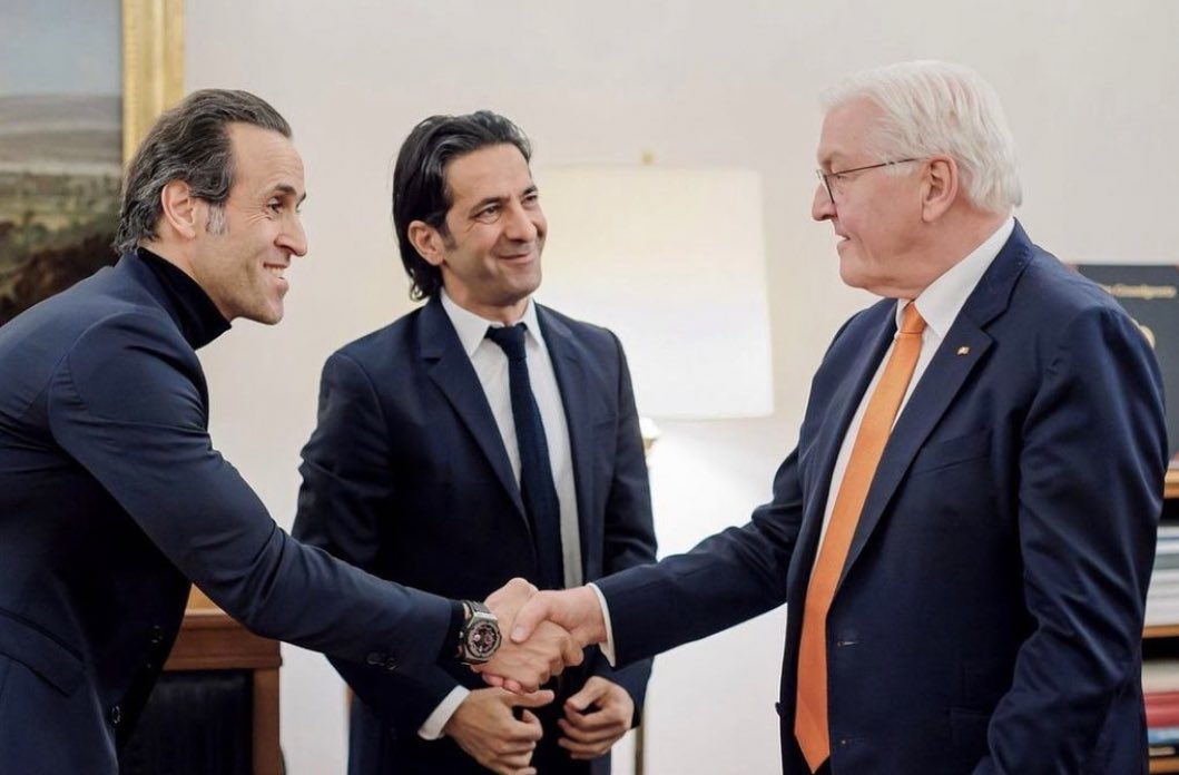 AlinejadMasih's tweet photo. Thanks to President #Steinmeier for meting with Iranian well-known football player @alikarimi_ak8 &amp; called on Islamic Republic to stop the violence against children, women and men who are peacefully protesting.
Ali is a hero to millions of Iranians. 
#MahsaAmini 
#IranRevoIution https://t.co/q8DpkcnxgT