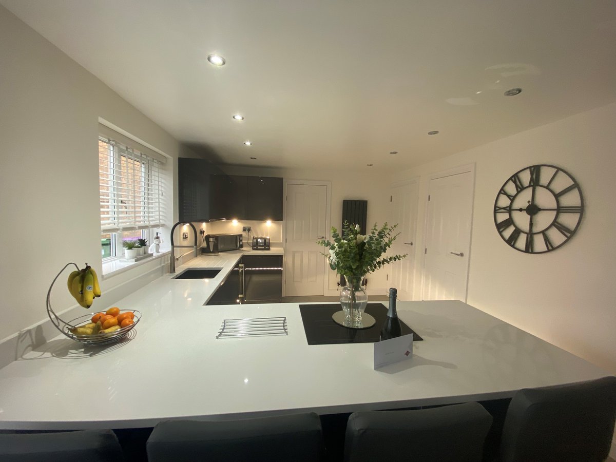 TKDBishopbriggs's tweet image. The Kelsey's now have a wonderful new kitchen in time for Christmas 🎄

Their sparkling Sienna Gloss Graphite Grey design features a breakfast bar topped with White Shimmer Quartz worktops. Browse more kitchen renovations now 👉 bit.ly/3LdUuWH

#GlossKitchen #GreyKitchen