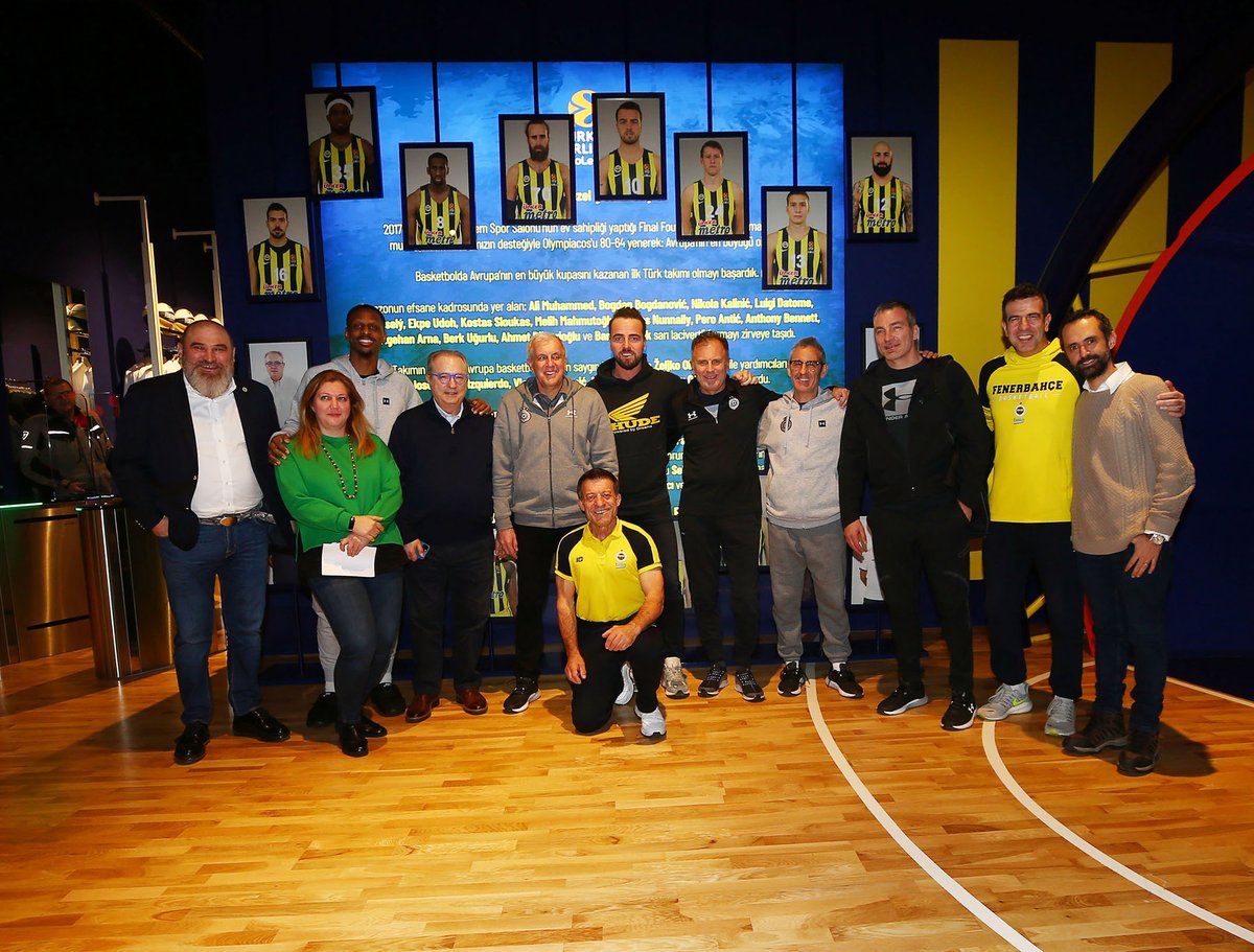 FBBasketbol's tweet photo. Zeljko Obradovic ve ekibi, Fenerbahçe Basketbol Müzesi’ni ziyaret etti.
#YellowLegacy 

👉 https://t.co/iEoVbVlQ5v https://t.co/TfnzzNRjQD