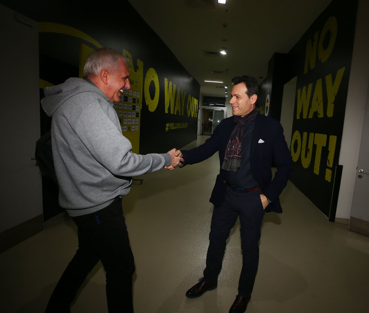 FBBasketbol's tweet photo. Zeljko Obradovic ve ekibi, Fenerbahçe Basketbol Müzesi’ni ziyaret etti.
#YellowLegacy 

👉 https://t.co/iEoVbVlQ5v https://t.co/TfnzzNRjQD