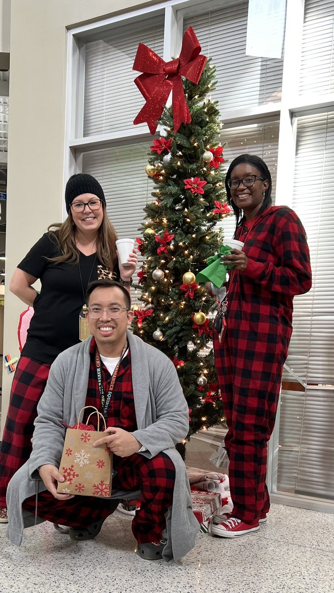 MrRebullida's tweet photo. Last Day before the break. Hot chocolate, sweets, and good company. Got second place in dessert contest… @Almeda_Elem @Ian_Olmstead @deandra_waters @msbaileybaybee @LozanoBeldy https://t.co/smyoyeQGzJ