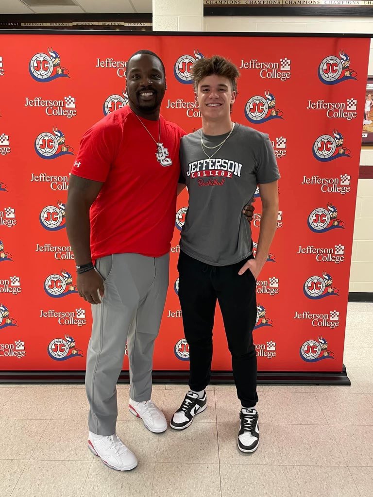 JeffcoHoops's tweet photo. It’s official!! Jeffco, welcome 6’1 G Gavin Smith from Mount Carmel High School (IL) @gavin_smith30 
#VM🏀 #NewEra https://t.co/YB547XUZtX