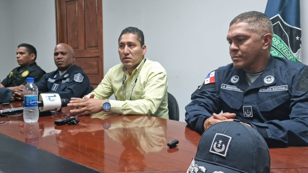 PGN_PANAMA's tweet photo. #Ahora| En conferencia de prensa, el Fiscal de Drogas de Colón y Guna Yala, Eduardo Rodríguez junto al Subdirector de @ProtegeryServir, Simón Henríquez brindan detalles del decomiso de drogas y armas en Nuevo México, corregimiento de Sabanitas, donde se aprehendió a una persona. https://t.co/P8RTPlvufj