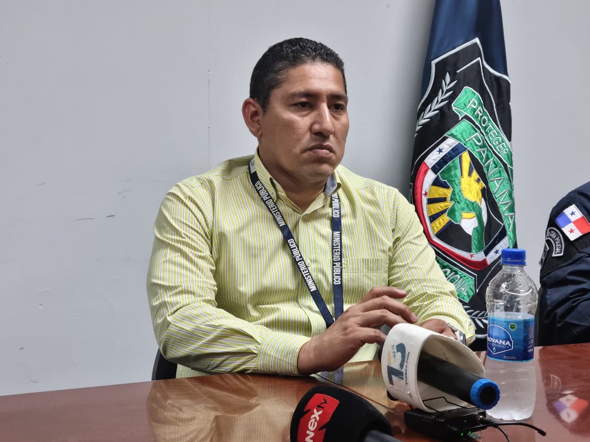 PGN_PANAMA's tweet photo. #Ahora| En conferencia de prensa, el Fiscal de Drogas de Colón y Guna Yala, Eduardo Rodríguez junto al Subdirector de @ProtegeryServir, Simón Henríquez brindan detalles del decomiso de drogas y armas en Nuevo México, corregimiento de Sabanitas, donde se aprehendió a una persona. https://t.co/P8RTPlvufj