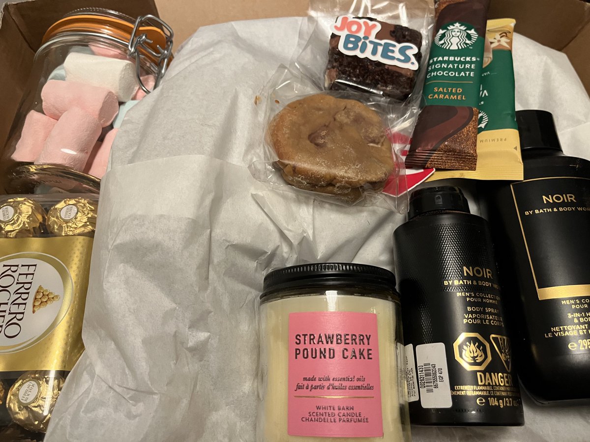 SadekHM's tweet image. Getting pampered. Lunch and care package for Christmas from @extremesolution 🎄