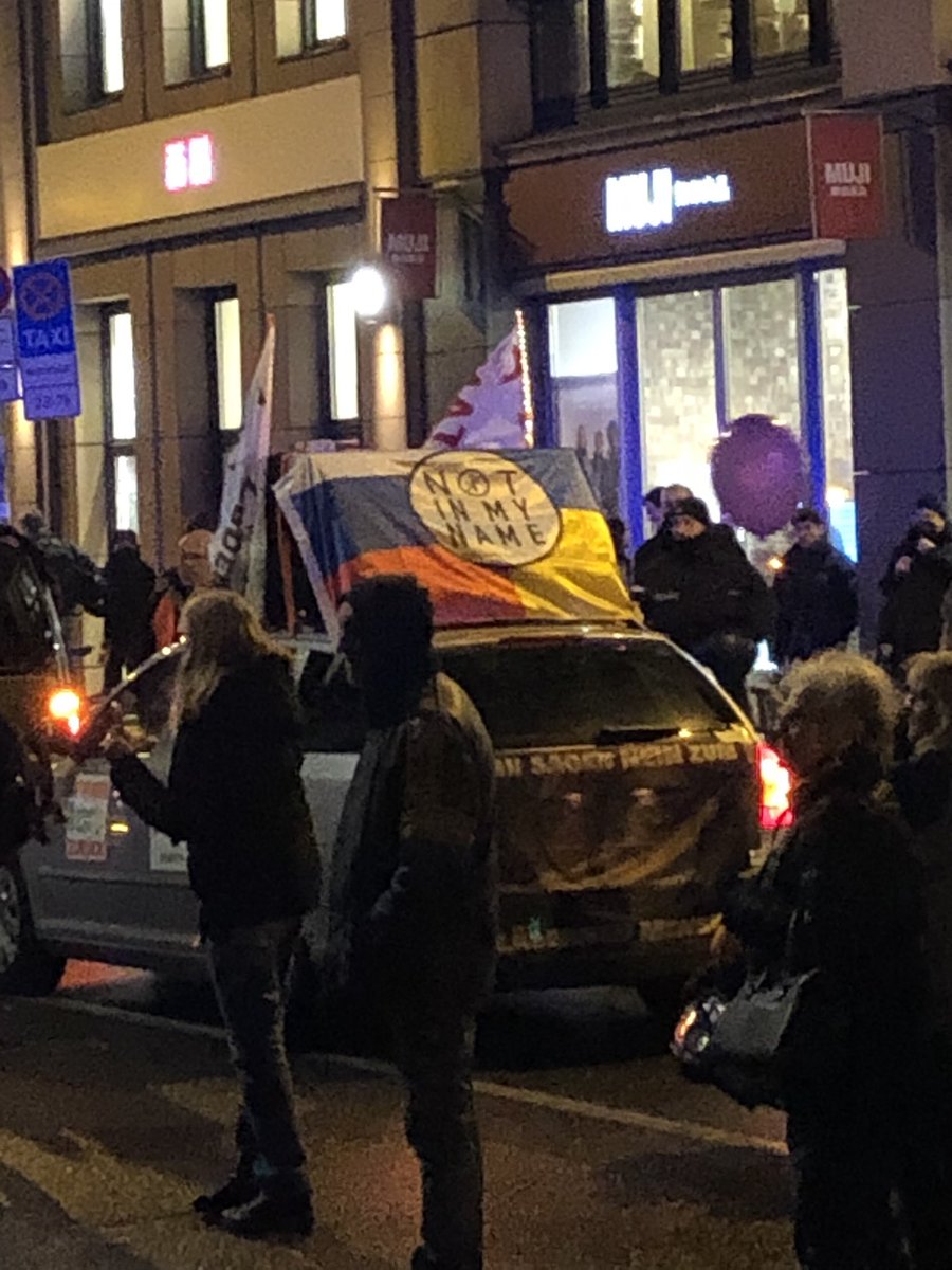 DenkenGerade's tweet image. ❌Heute drehen sich die Redebeiträge der „Freien Geister“ vor allem um Geflüchtete - in unerträglicher Weise wird mitten in #Berlin gehetzt &amp;amp; klar rechtsextreme Ideologie verbreitet❌

▶️Gegenprotest wie immer da, aber braucht Unterstützung - auch wie immer!

#geradedenken #b2112