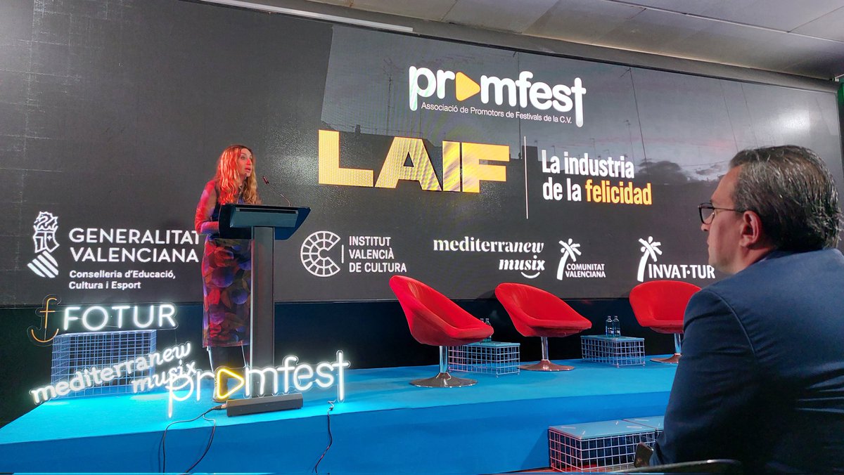 tornemsos's tweet photo. Entre temperatures d'estiu, @isauranavarro presentant les jornades del #promfest destacant la importància de sostenibilitat als festivals de música https://t.co/mfFv8LvfRh