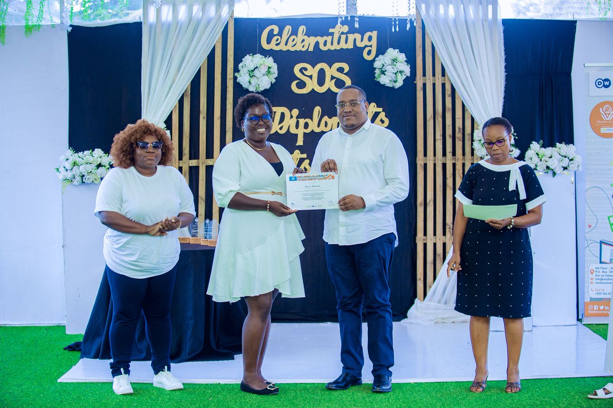 agmwasanga's tweet photo. Here I am, standing as a SOS Diplomat having undergone 4 months of mentorship under @MediaConvergecy @WomenAtWebTZ_MC. Advocating against OGBV. Promoting and enhancing safe online spaces for all.
I am grateful for the opportunity I got to learn.ππ
#MitandaoTZ
#SOSDiplomats https://t.co/lxhVdTfqkX