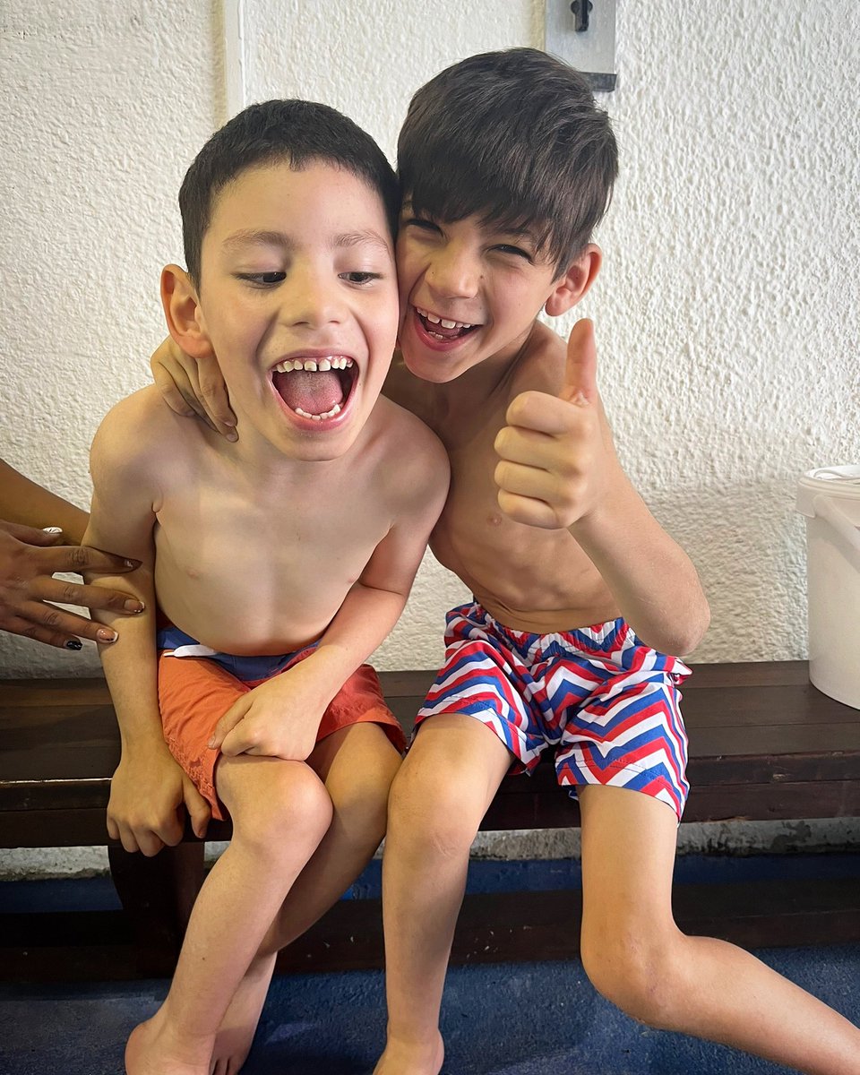 Bastian y Piero antes de entrar a la piscina 👍🏻🐠😉 #escuelaroosevelt