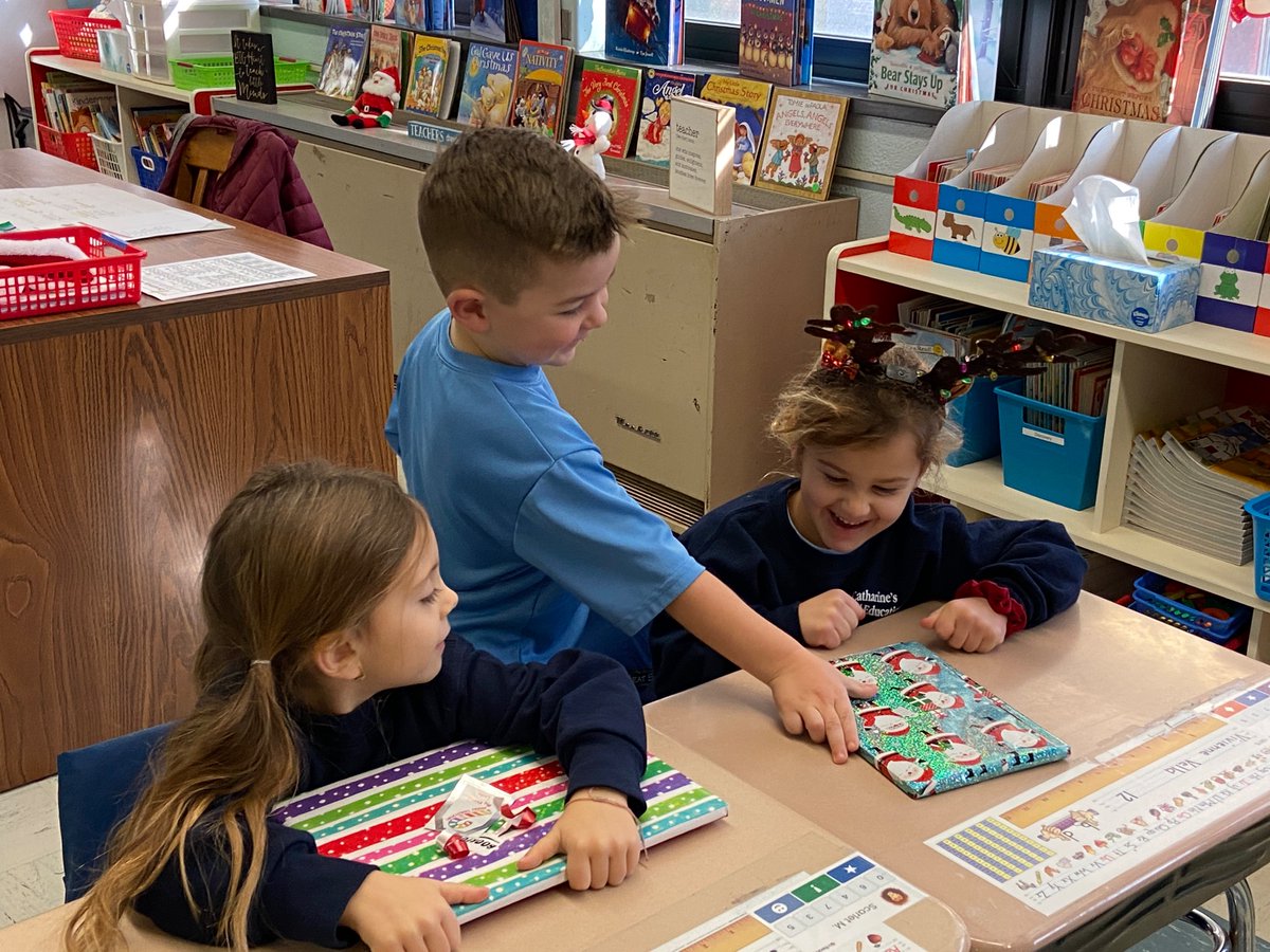 SCSMrsNash's tweet photo. KN loved the Christmas book swap in our classroom today.  Happy reading kindergartners!🎄🎅🏻 https://t.co/TgkRtKdZk0