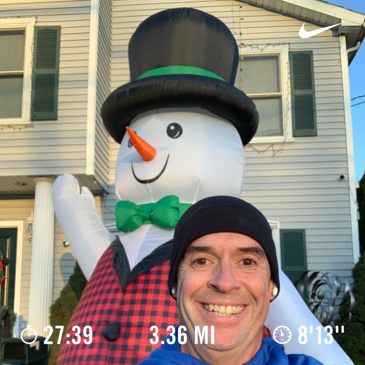 dmv1332's tweet photo. Ran 3.36 miles with Nike Run Club when there is giant snowman around the house and it’s 2 days till snowman day you have to say hi #hello #snowmanday #teamrandibandanas #randibandanas #humpday #christmasvacation #snowmanrun https://t.co/ryH0ZKLKGe