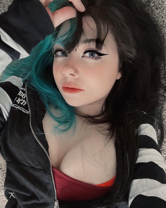 Emo girls rule the world https://t.co/eitPAUjH4o