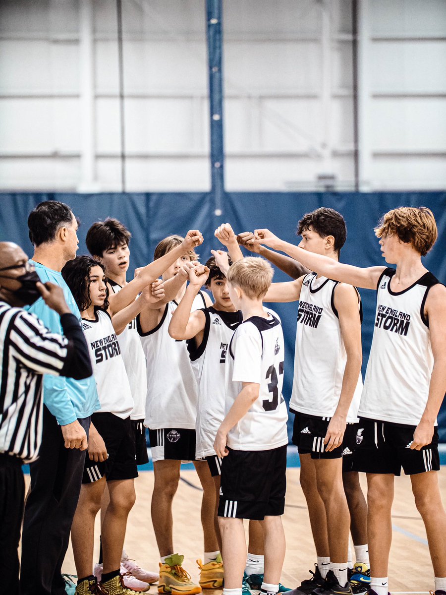 zg_newengland's tweet photo. On the 8️⃣th day of #ZGBB: 

8️⃣ (@NEStormBball) teammmates cheer as they gear up for their next play 🤜

#12DaysofZG | 🎄🏀 https://t.co/Moz4GIHwyq