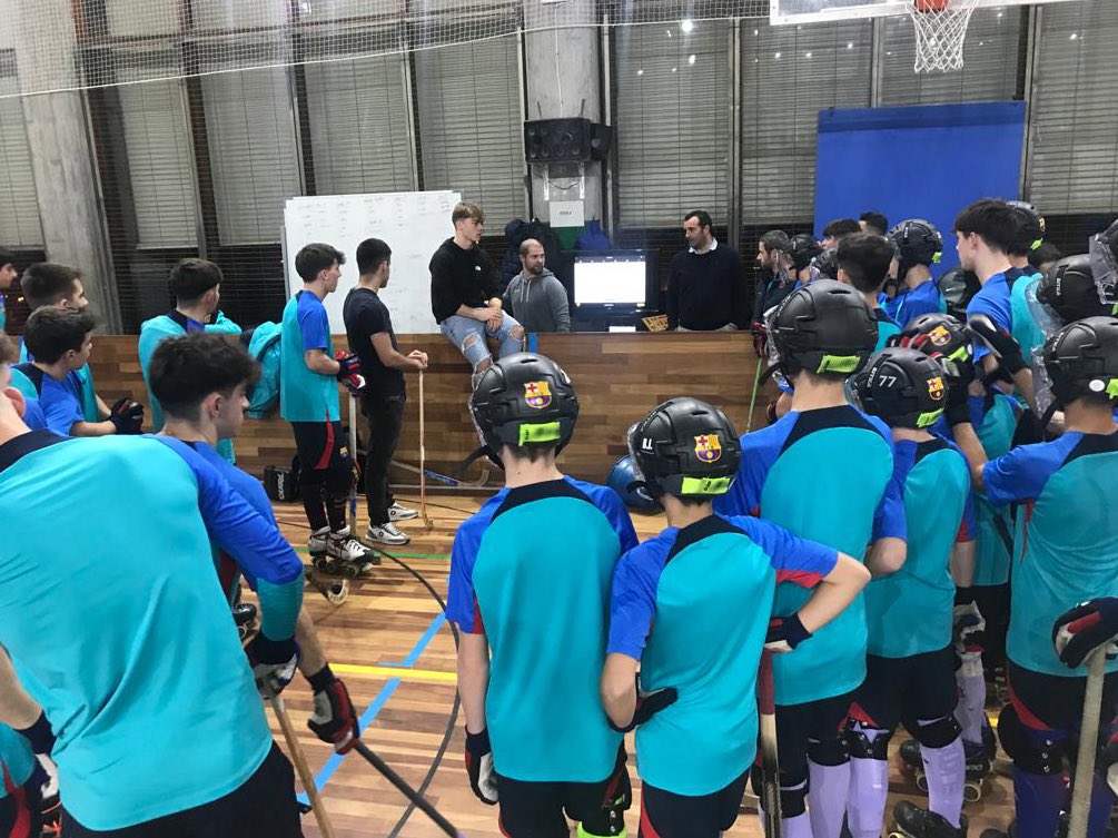 FCBhoquei's tweet photo. 🏑 Els equips de l’hoquei formatiu han realitzat aquest dimecres un berenar i un entrenament especial abans de l’aturada nadalenca! 

Ara toca gaudir del Nadal i descansar uns dies per seguir creixent durant el 2023!

💙❤️ #ForçaBarça https://t.co/fzIfm1zWoh