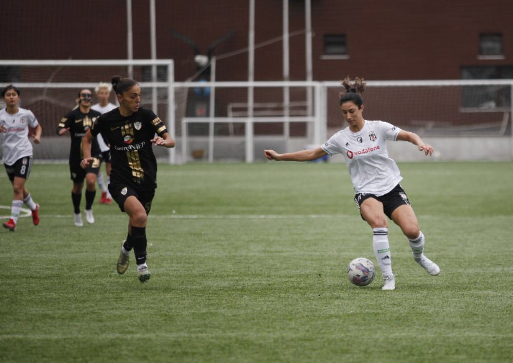 Kadın Futbol Süper Ligi'nde 9. hafta geride kaldı. A Grubu'nda 20 puanı bulunan ALG Spor ilk sırada yer alıyor. B Grubu'nda ise 25 puanlı Ankara Büyükşehir Belediyesi Fomget G.S.K zirvede.