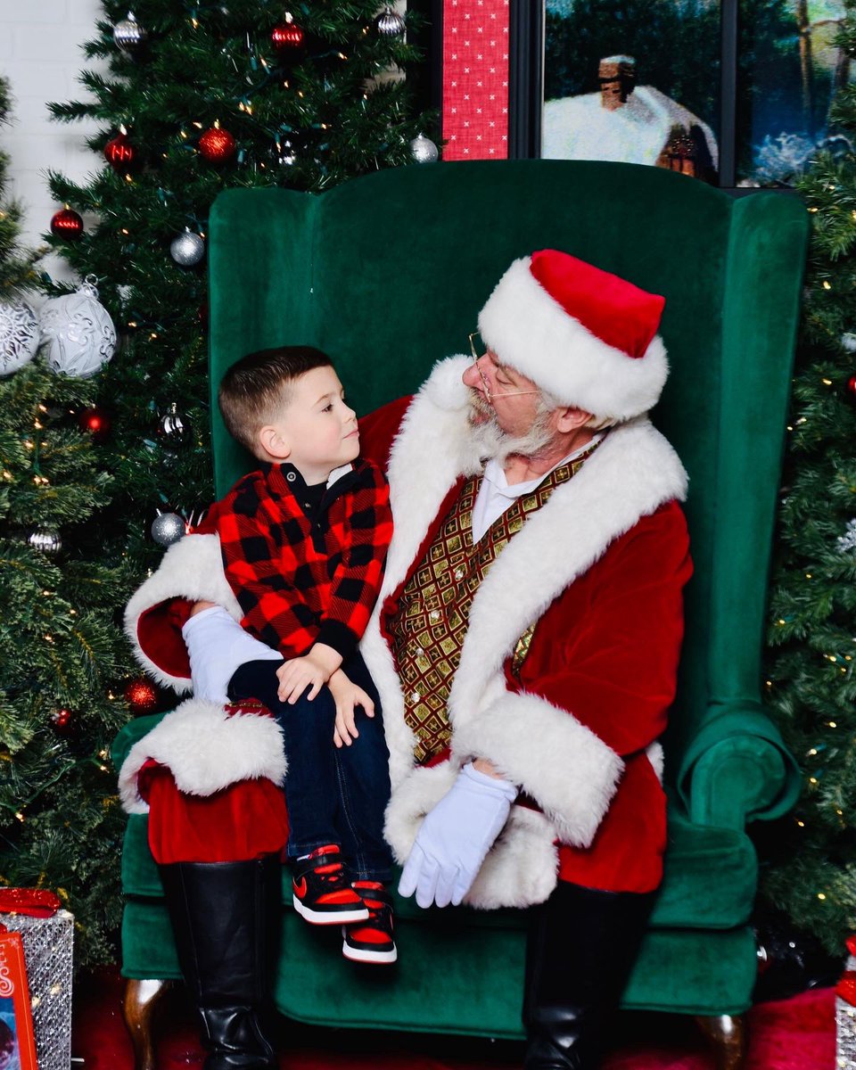 CoachBrittRose's tweet photo. โSanta! Whereโd you park your sleigh!?โ-Jett #christmas2022 #sleighedit๐
๐ผ๐๐ @CoachJayRose https://t.co/mmb2UQTZTV