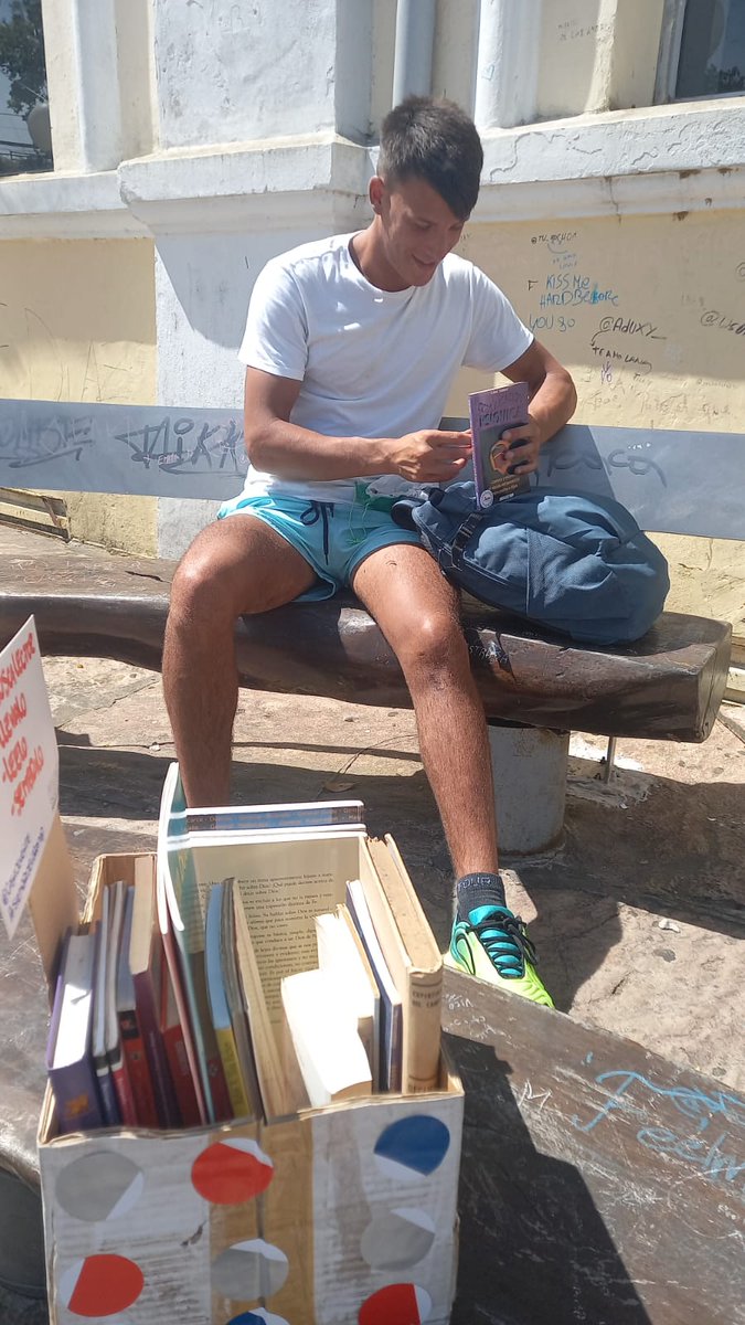 CasadeVeinte's tweet photo. Disfruta de un buen libro al sol!!
Ya sembramos en la Plaza del Agua📖☀️
#SiembradeLibros
#LibroBuscaLector https://t.co/aKdslXtbaa