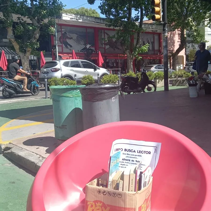 CasadeVeinte's tweet photo. Disfruta de un buen libro al sol!!
Ya sembramos en la Plaza del Agua📖☀️
#SiembradeLibros
#LibroBuscaLector https://t.co/aKdslXtbaa