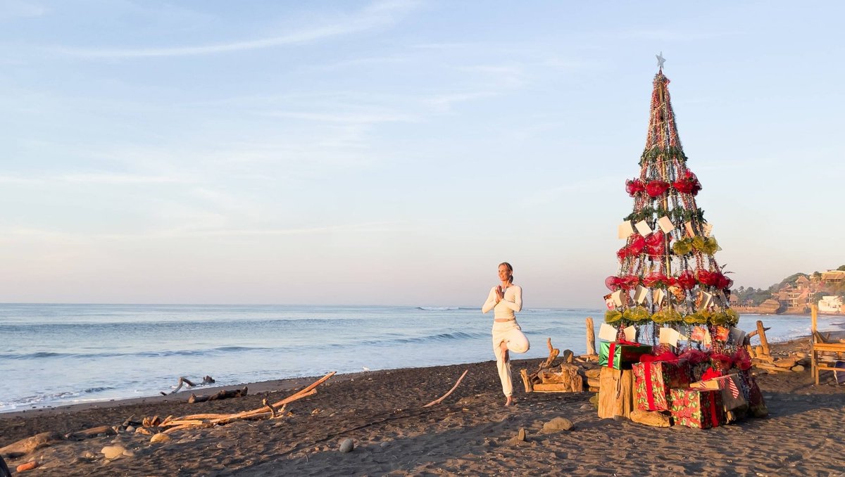 🎄🧘🏼‍♀️SAVE THE YOGA-DATE!🧘🏻‍♂️🎄

»Früher war mehr Metta«, live (via Zoom): 
23. Dezember, 17:30 bis 18:45 Uhr

Vinyasa Flow Yoga, All Level, für ALLE Yogi:nis mit Vorerfahrung 
Wir streamen über YOGAMOUR plus und YouTube 💝:
plus.yogamour.de/live-221223

#yoga #xmas #mindful #present