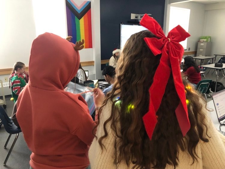 Aujourd'hui, le comité de leadership donne des cannes aux élèves de 9a pour Noël.