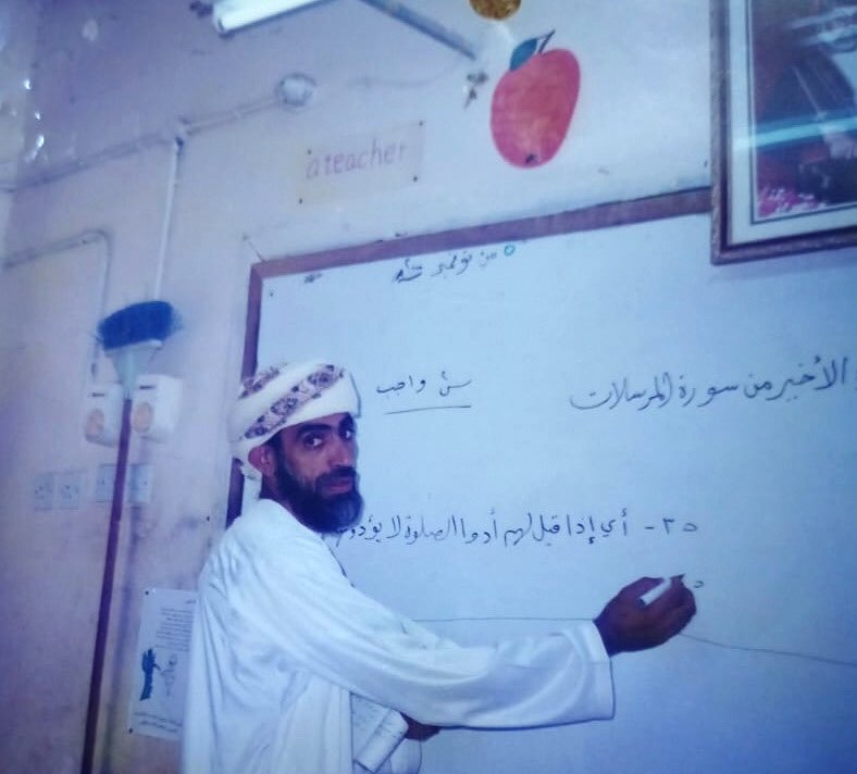 bahlahistory's tweet photo. الأستاذ راشد بن محمد بن محسن المفرجي- نسأل الله له الصحة وطول العمر-، من مواليد حارة المغرف ببهلا ١٩٥٤م، من أوائل المعلمين العمانيين ببهلا ، حيث تعيّن بمدرسة بلعرب بن سلطان ١٩٧٦م وتقاعد ٢٠١٢م.
وهذا اللقاء معه( ليحدثنا عن سيرته العلمية والعملية.
( توجد مقاطع) https://t.co/iv4MM7yaB7