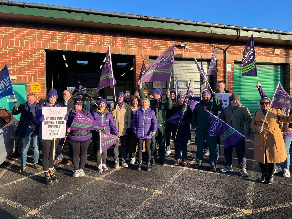Loads of support for Ambulance workers from the public at pickets in Fenham and Windy Nook today. 

Car horns being beeped, and people dropping off biscuits and drinks!

NEAS members are striking for fair pay and for an Ambulance service that allows them to do their jobs.