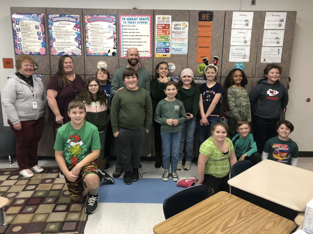 Some 4th graders rocking the green for clash of the carolers today for Waterloo Wednesday!! <a href="/BavisTerri/">Terri Bavis</a>