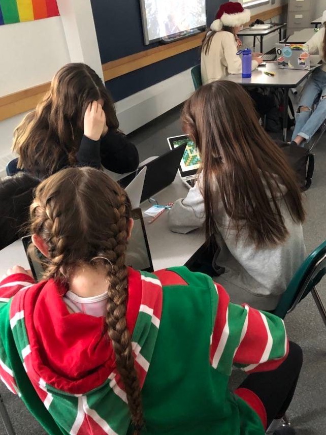 C'est la dernière classe de l'année 2022! Nous faisons des Scrabbles pour nous détendre avant les fêtes. Joyeux Noël et bonne année !