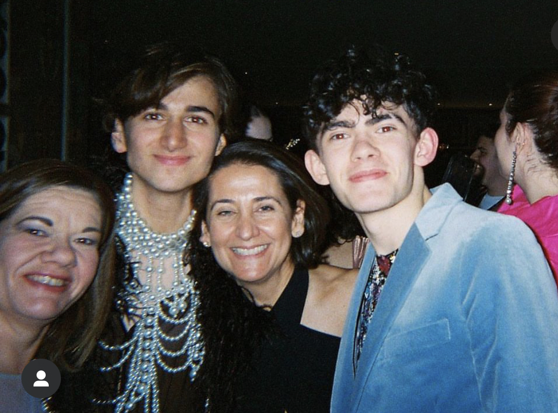 landleopard44's tweet photo. Can’t stop thinking about how @joelocke03 and @SebastianCroft moms might be besties and text each other all the time about their kids 🥰
#Heartstopper #joebash https://t.co/lt38mGvFJR